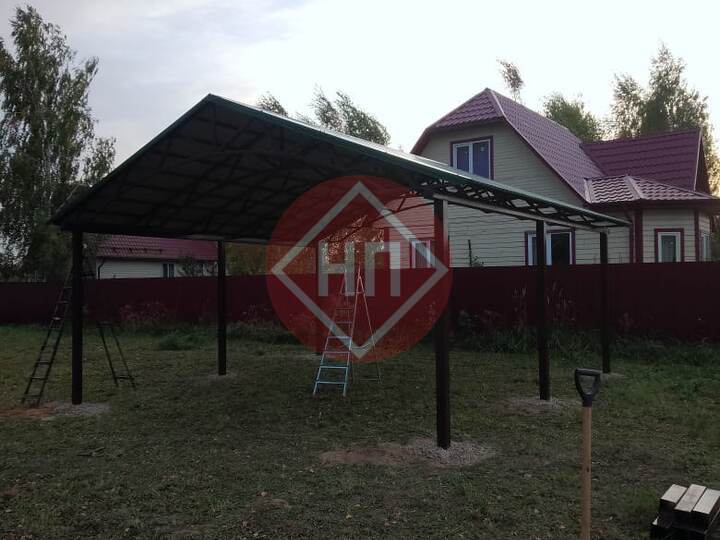 навес для дачи с двускатной крышей из профлиста