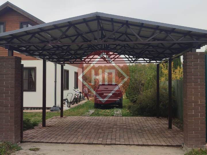 навес для автомобиля с крышей из металлочерепицы