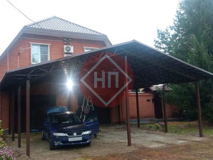 навес из металлочерепицы с двускатной кровлей