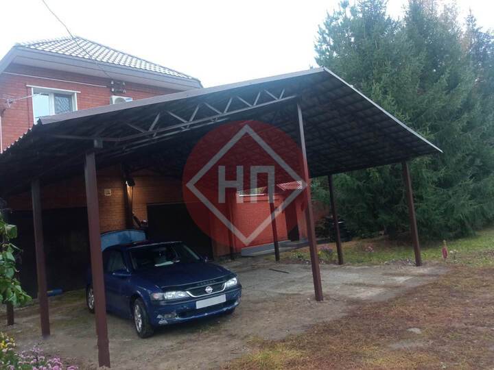 навес из металлочерепицы с двускатной кровлей