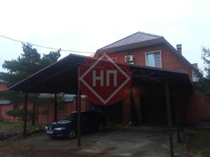 навес из металлочерепицы с двускатной кровлей