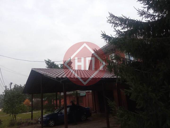 навес из металлочерепицы с двускатной кровлей