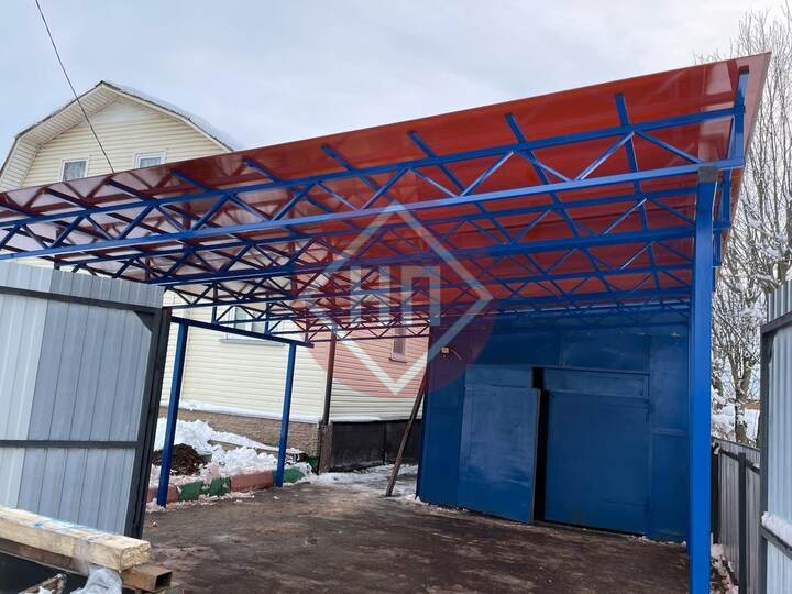 навес с кровлей из красного сотового поликарбоната
