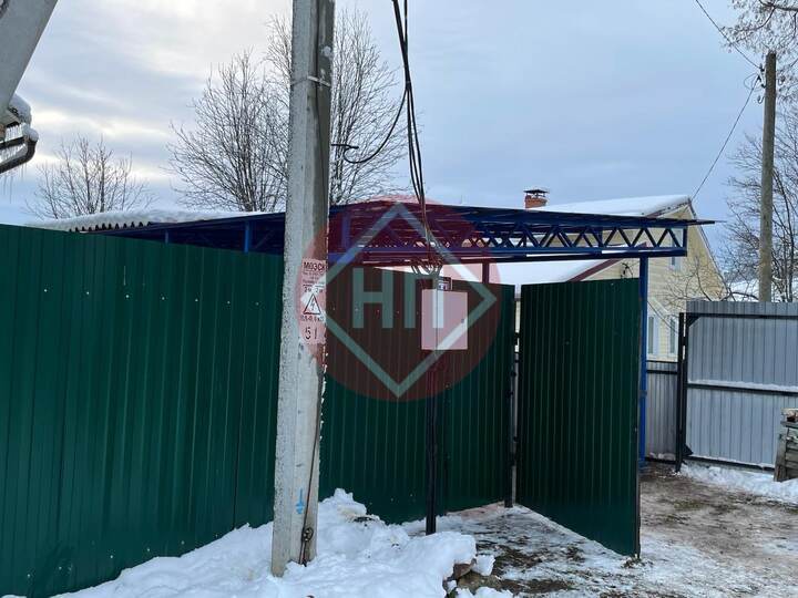 навес с кровлей из красного сотового поликарбоната
