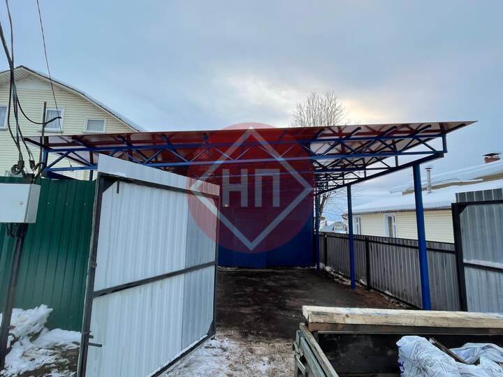навес с кровлей из красного сотового поликарбоната