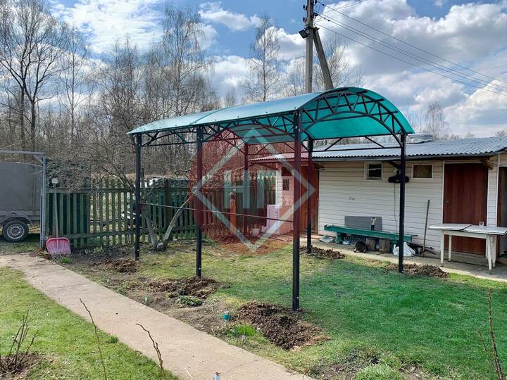 навес из монолитного поликарбоната зелёного цвета