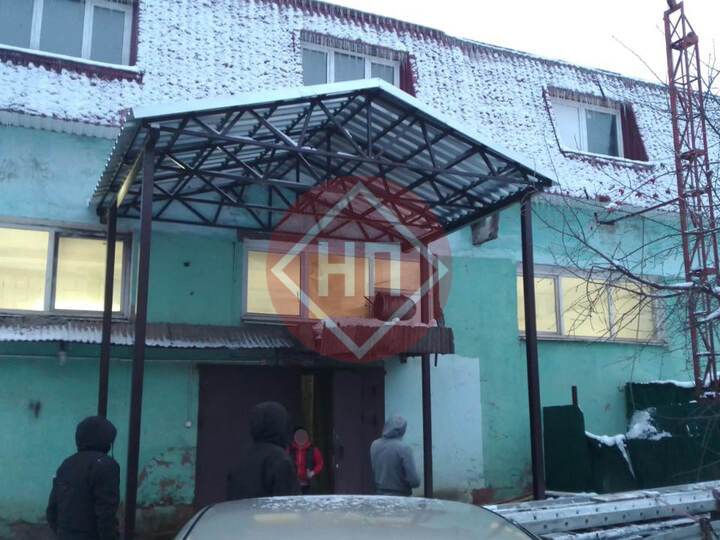 высокий двускатный навес из профлиста
