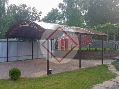 большой арочный навес для участка с деревянным домом