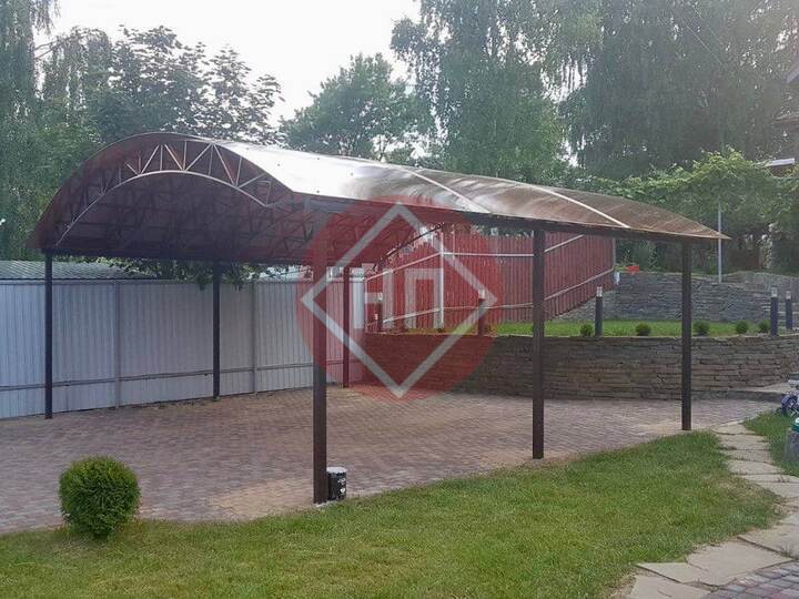 большой арочный навес для участка с деревянным домом