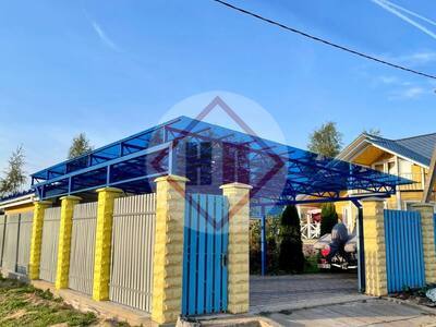 навес для деревянного дома, кровля с синим поликарбонатом