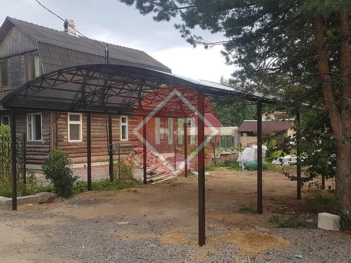навес для участка с домом из дерева