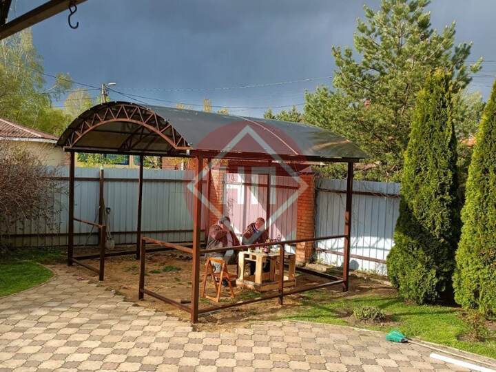беседка с арочной крышей