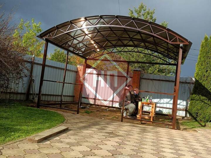 беседка с арочной крышей