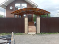 металлический навес для загородного дома из поликарбоната