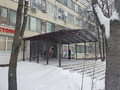 навес с двускатной крышей на десяти стальных опорах