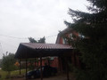 металлический навес из металлочерепицы с двухскатной крышей