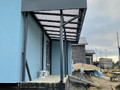 стальной навес для крыльца загородного дома из сотового поликарбоната